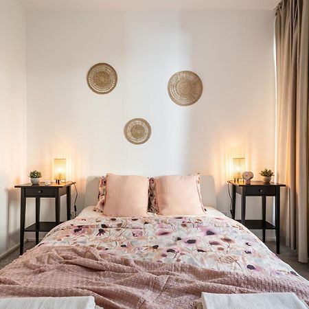 Home Of Serenity - 2 Bdr, Free Parking And Terrace Будапеща Екстериор снимка