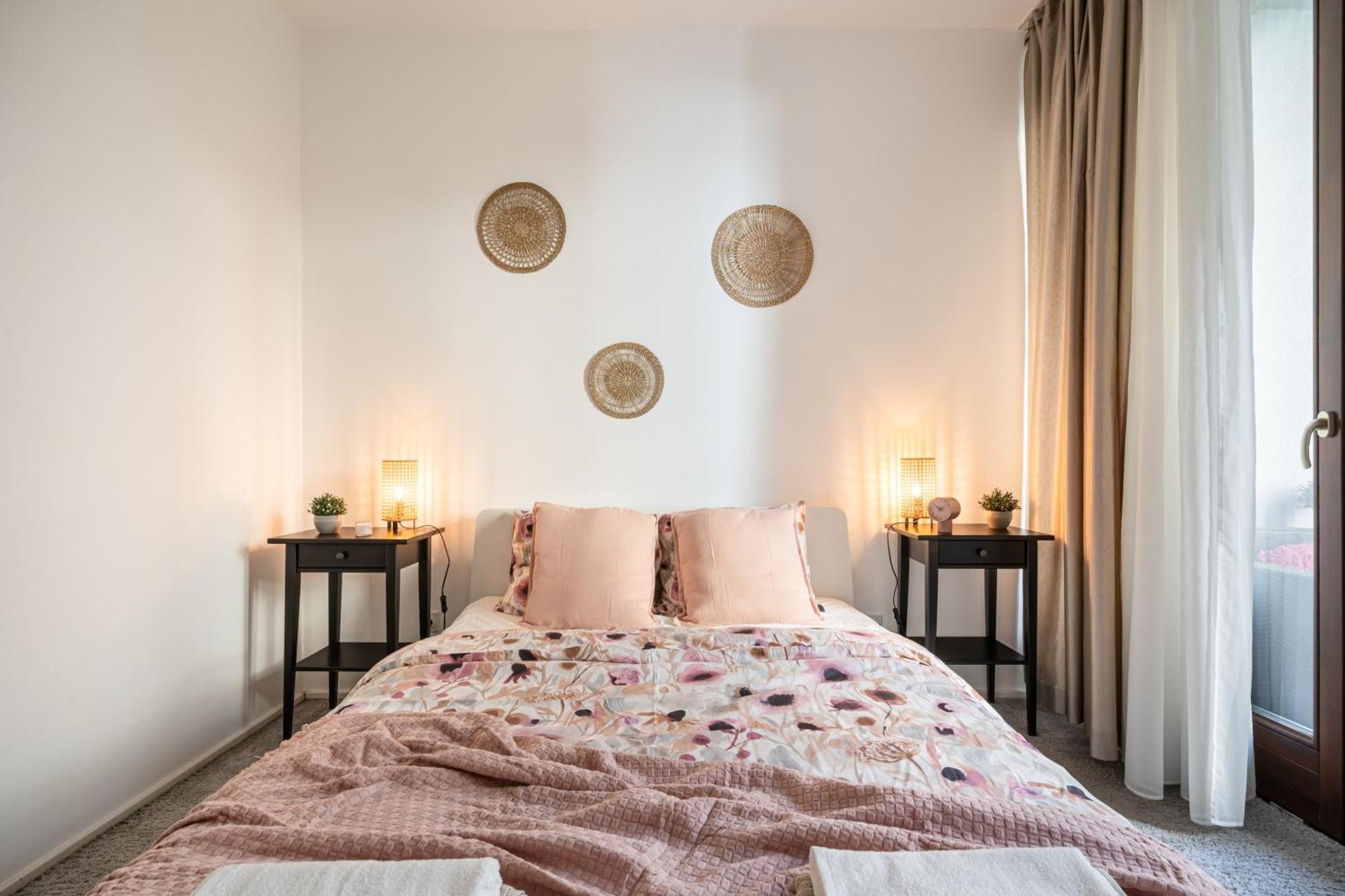 Home Of Serenity - 2 Bdr, Free Parking And Terrace Будапеща Екстериор снимка