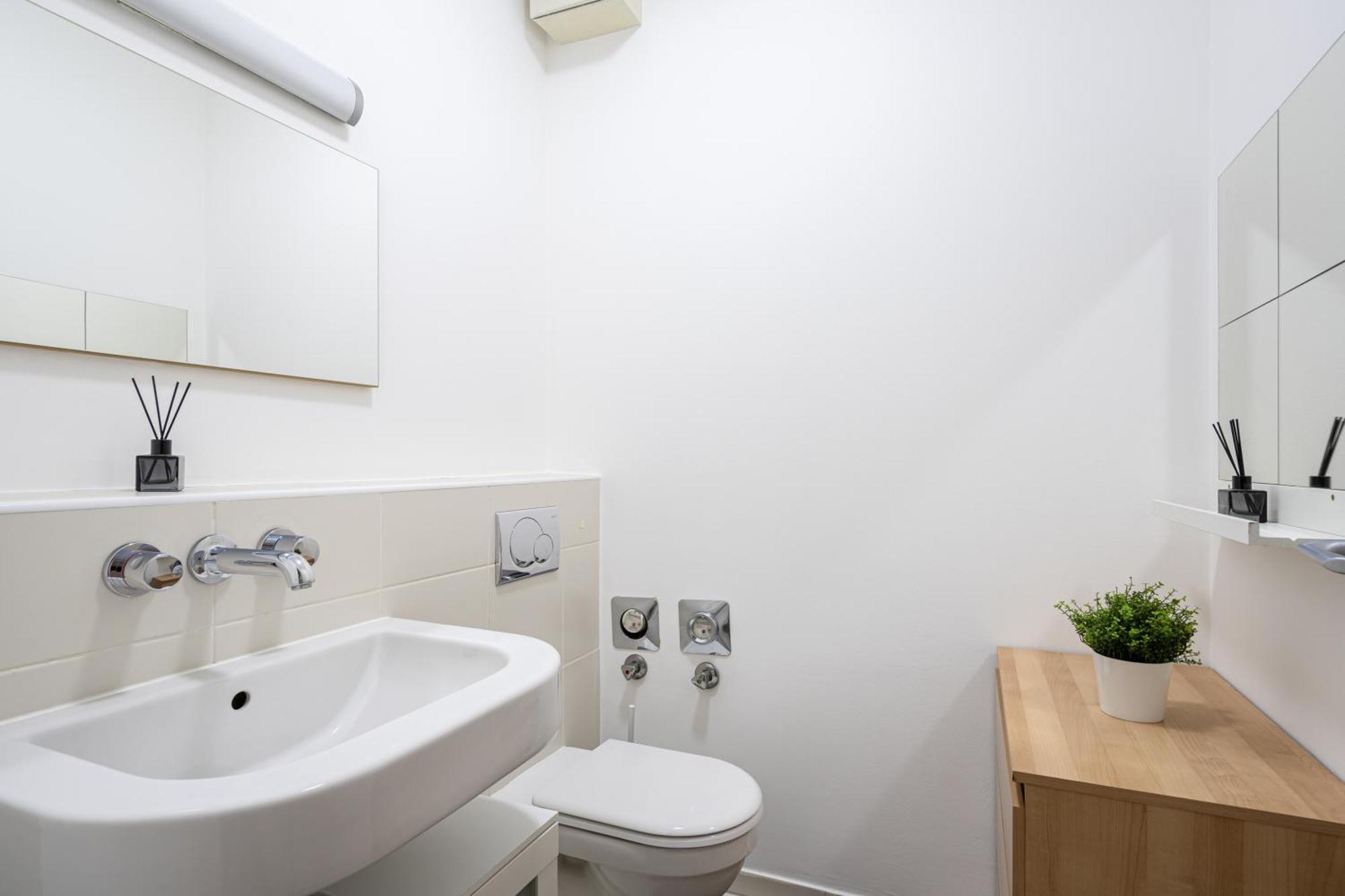 Home Of Serenity - 2 Bdr, Free Parking And Terrace Будапеща Екстериор снимка