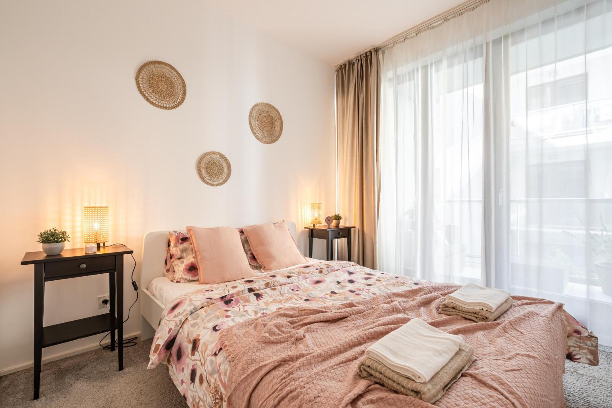 Home Of Serenity - 2 Bdr, Free Parking And Terrace Будапеща Екстериор снимка
