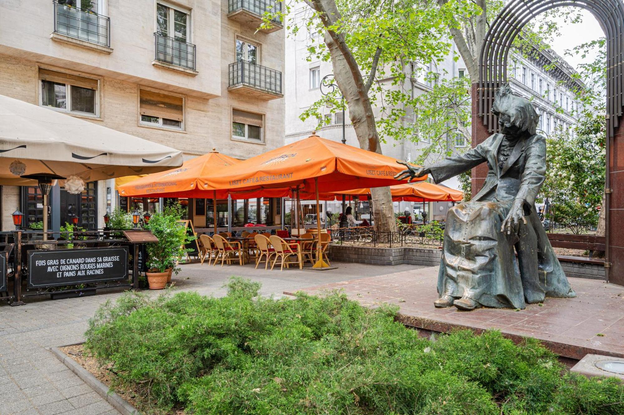 Home Of Serenity - 2 Bdr, Free Parking And Terrace Будапеща Екстериор снимка