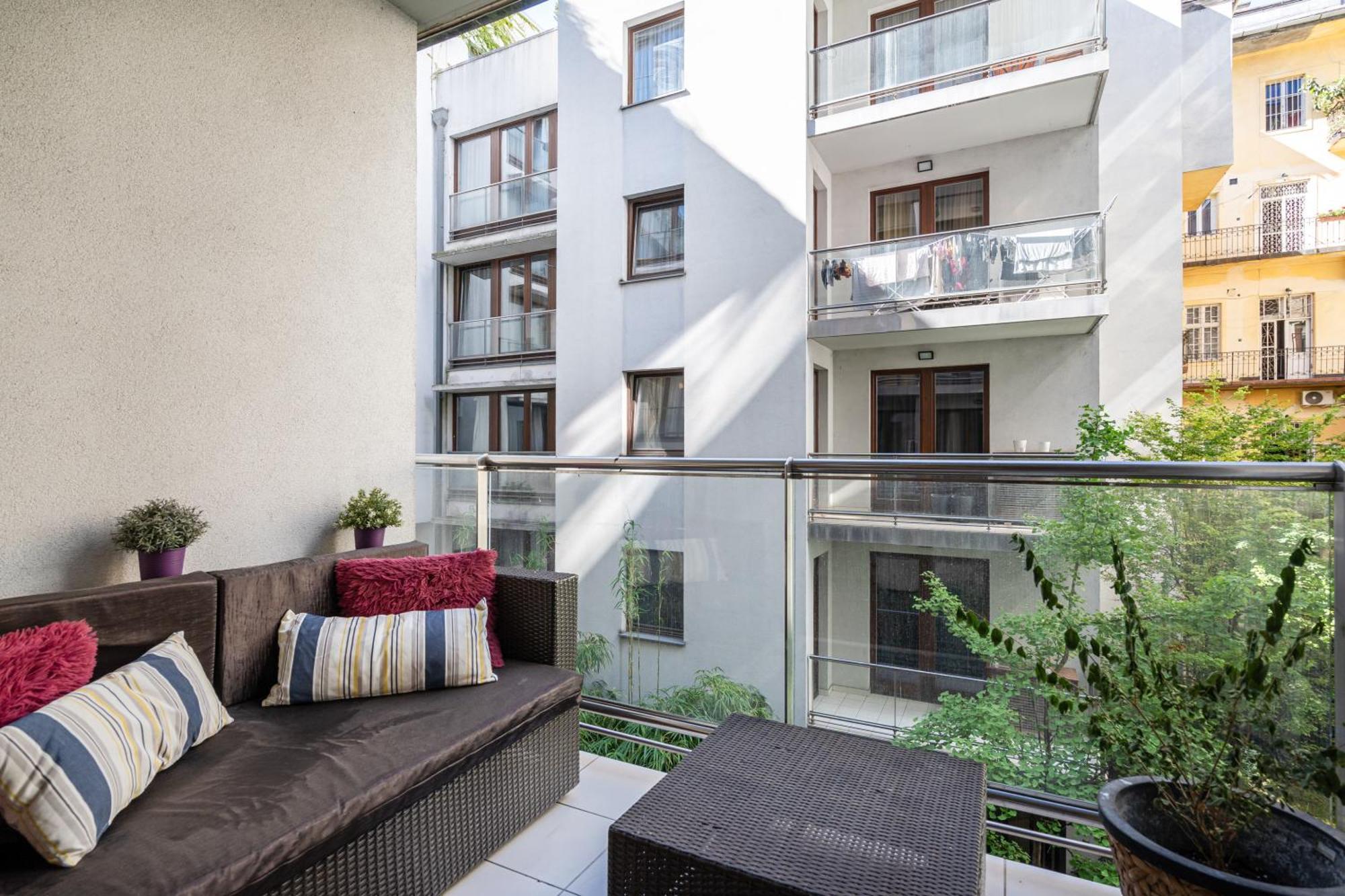 Home Of Serenity - 2 Bdr, Free Parking And Terrace Будапеща Екстериор снимка